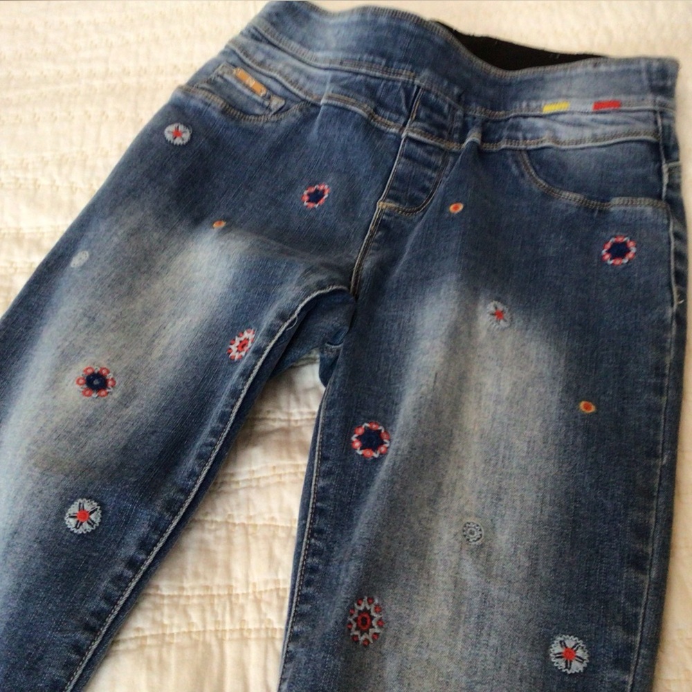 Coco + Carmen Asra Tummy Control Embroidered Denim Capris In Medium Wash - Picture 2 of 7